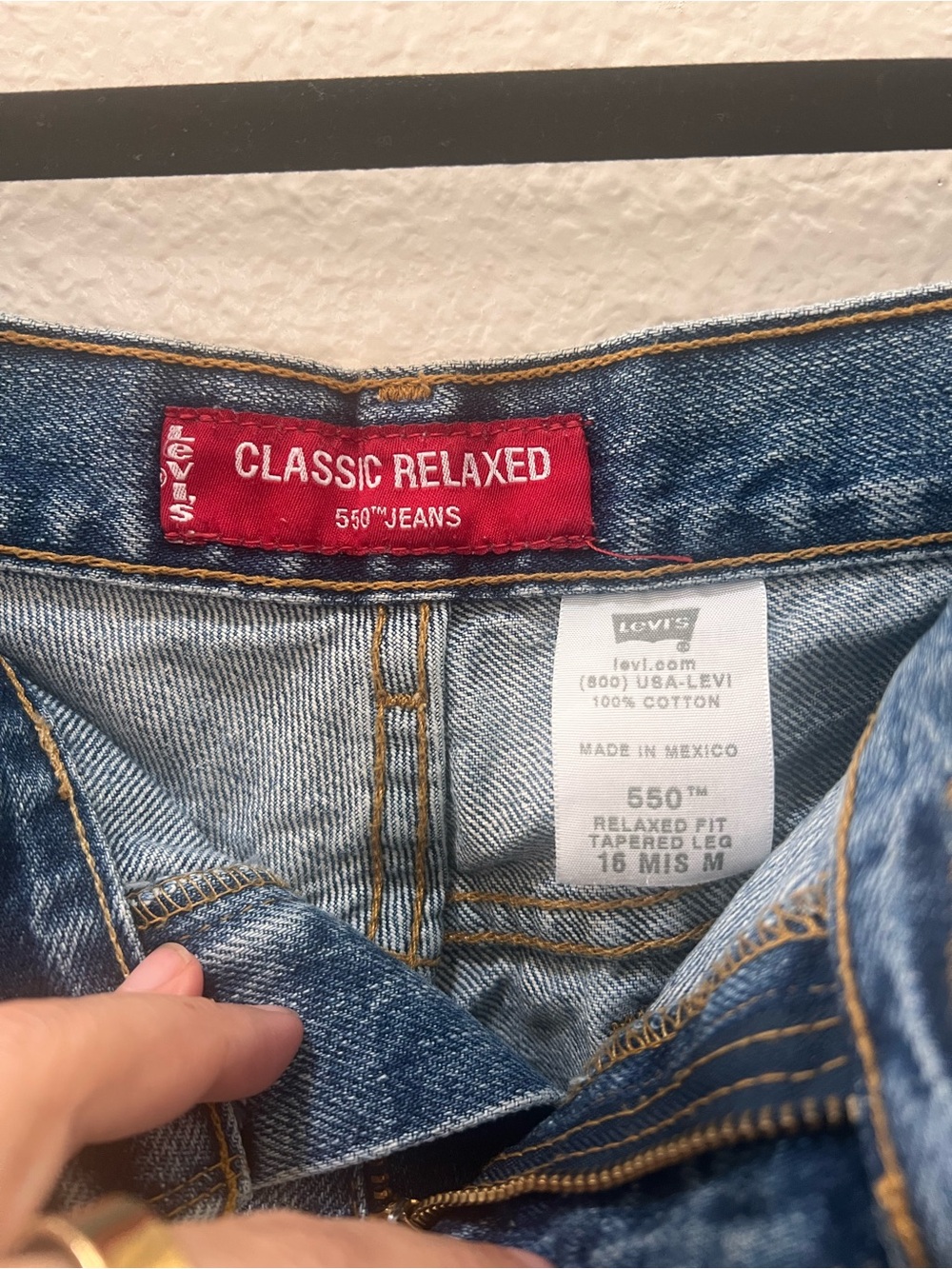 VINTAGE Levi's 550 Medium Blue Relaxed Denim Jeans. Tapered leg - Picture 3 of 5